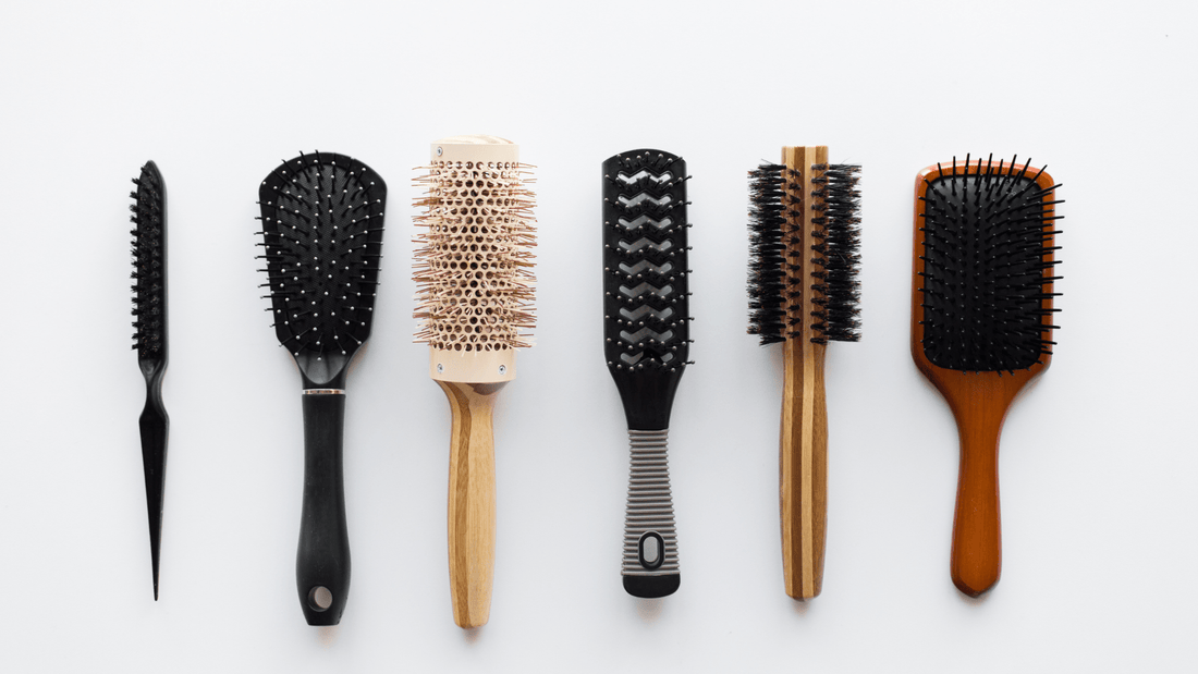 The Best Brushes & Combs for Detangling Curly Hair - Curldo